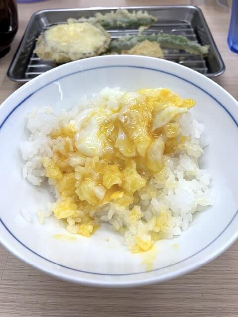 天ぷら卵かけご飯を一口